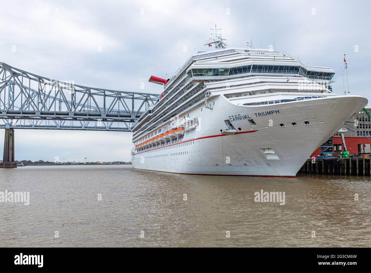NEW ORLEANS, LOUISIANA - 12 GIUGNO 2017: La nave da crociera di Carnival Triumph attraccata nel fiume Mississippi, porto di New Orleans Foto Stock