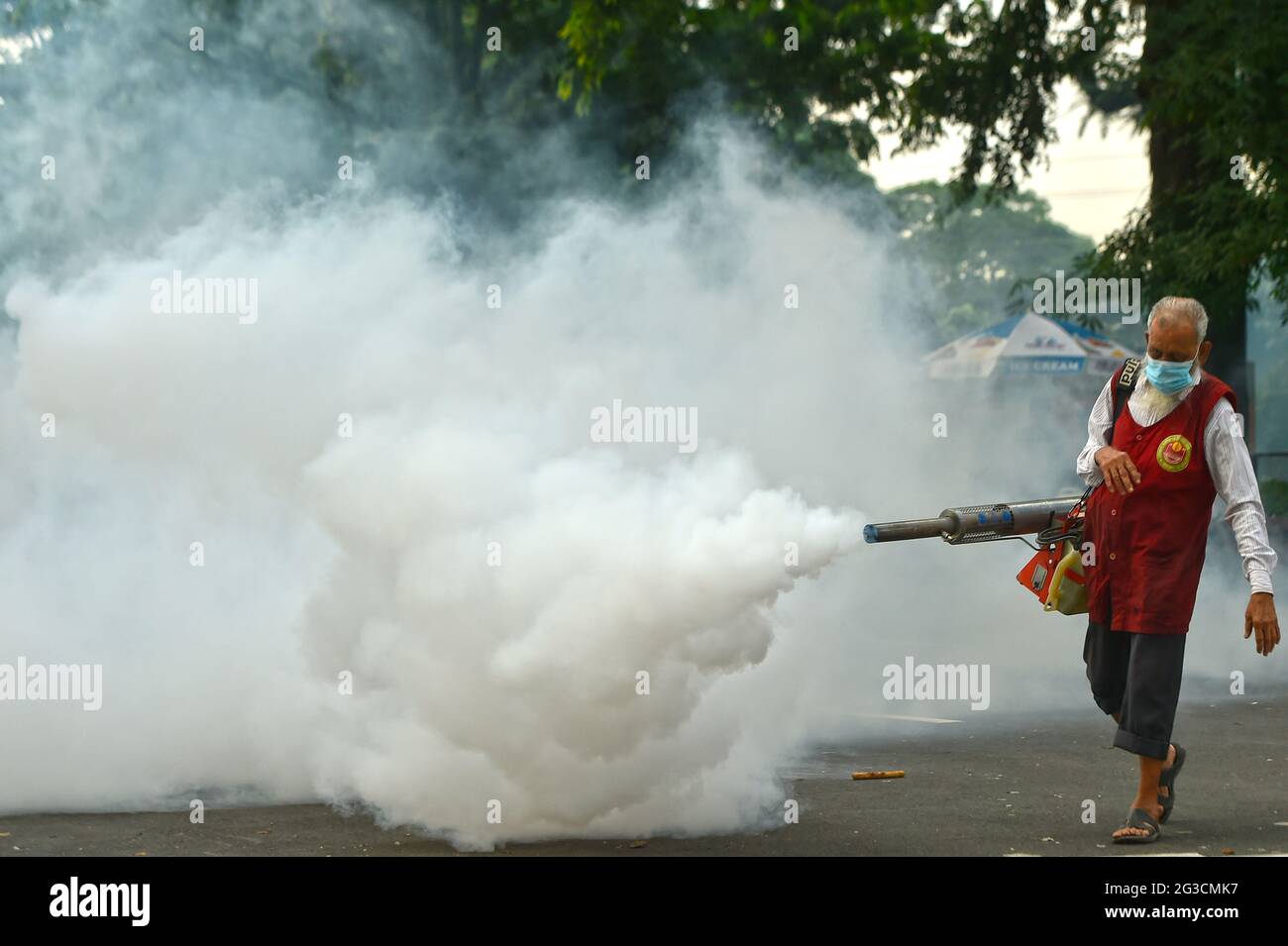 Dhaka. 15 giugno 2021. Un lavoratore spray anti-zanzara nebbia a Dhaka, Bangladesh, il 15 giugno 2021. Le autorità di Dhaka hanno lanciato un'unità di eliminazione delle zanzare, mentre la stagione della dengue inizia qui con le piogge monsoniche di giugno. Credit: Xinhua/Alamy Live News Foto Stock