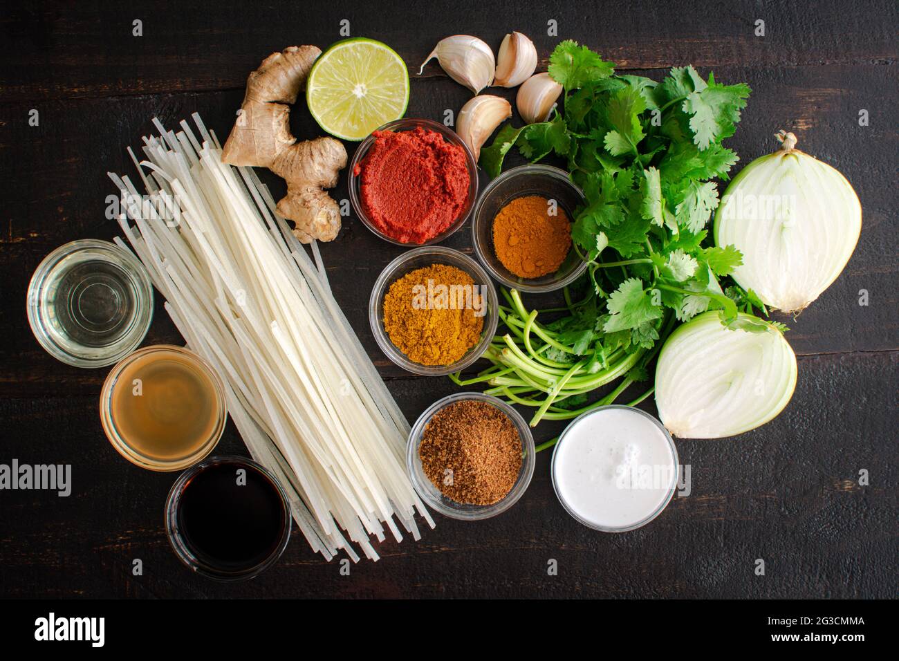Zuppa di cocco di stile settentrionale Vegan Thai ingredienti: Tagliatelle di riso, curry in polvere, latte di cocco e altri ingredienti per zuppe Foto Stock