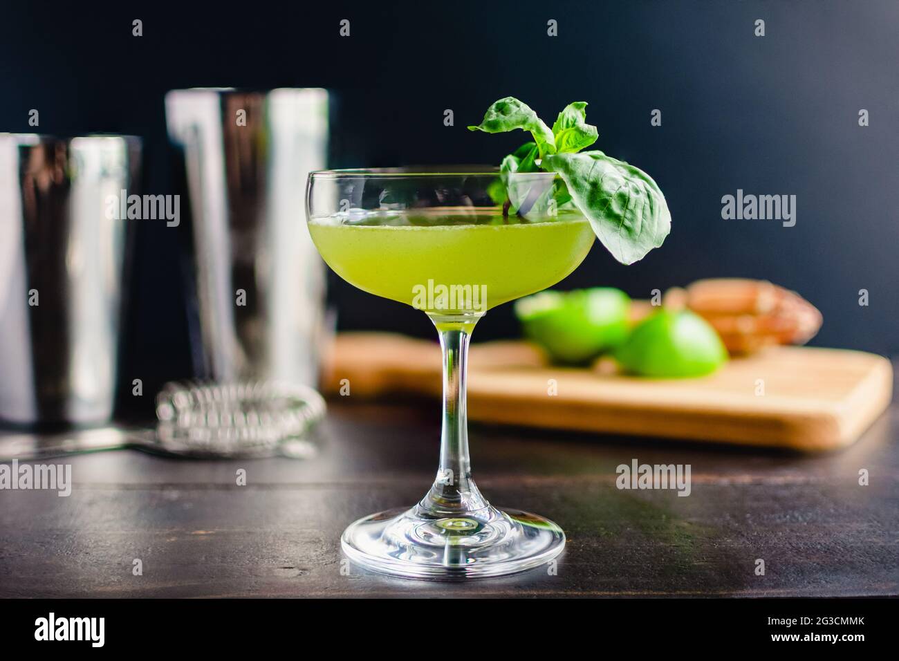 Cocktail thai con gimlet basilico con Garnish: Un cocktail gin in un bicchiere coupé Foto Stock Cocktail thai con gimlet basilico con Garnish: Un cocktail gin in un bicchiere coupé Foto Stock