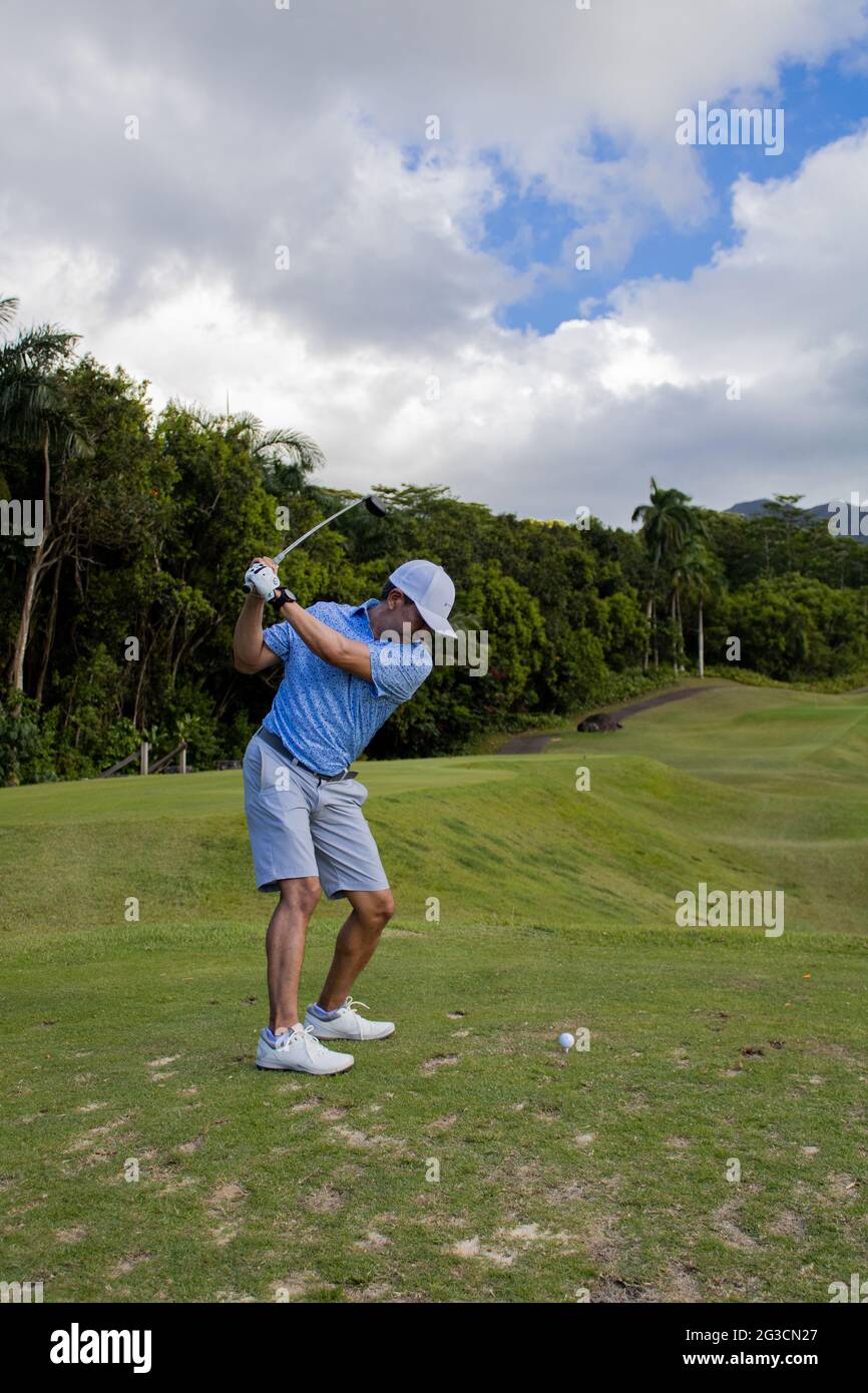 Belle riprese ad alta velocità di scatto di altalene da golf nel Royal Hawaiian Golf Club, in Oahu Hawaii Foto Stock