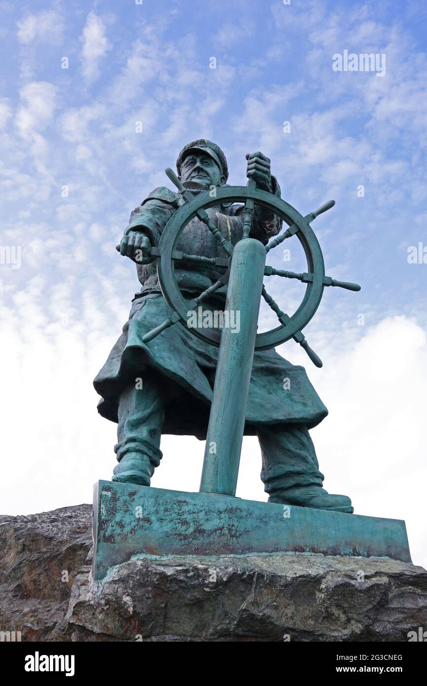 Statua di Coxswain Dic Evans al Centro di osservazione del mare RNLI, Moelfre, Anglesey Foto Stock