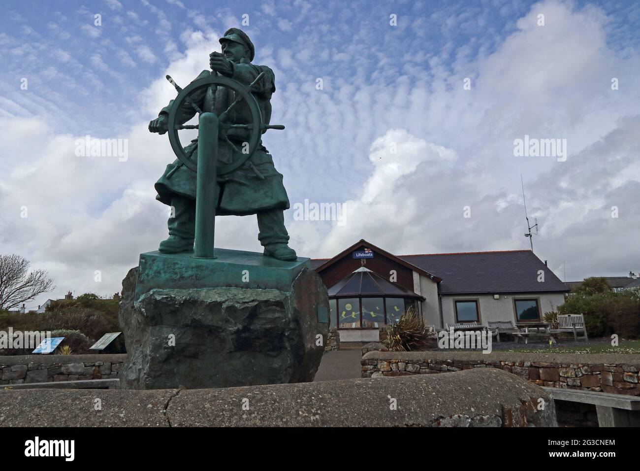 Statua di Coxswain Dic Evans al Centro di osservazione del mare RNLI, Moelfre, Anglesey Foto Stock