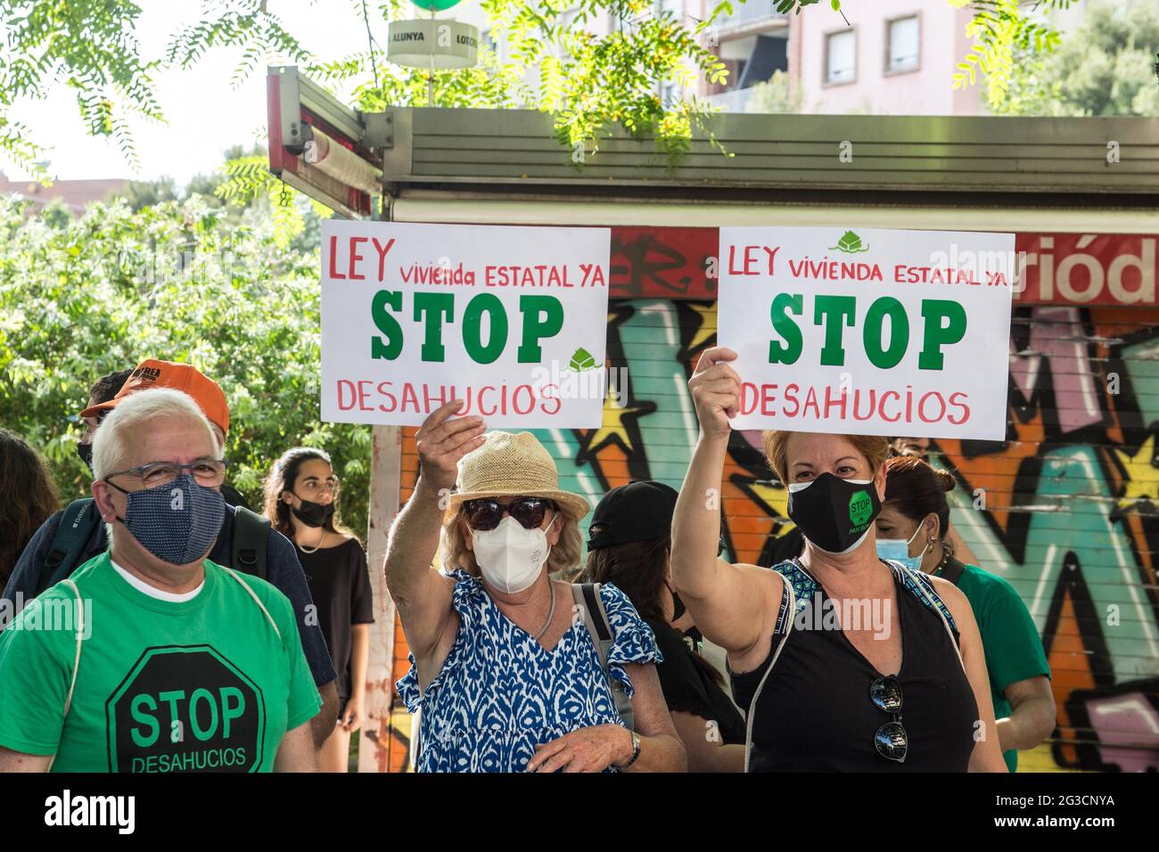 Barcellona, Spagna. 15 giugno 2021. Manifestanti con cartelli che dicono, la legge statale sull'edilizia abitativa e lo sfratto, durante il demonstration.Organized dalla piattaforma per le persone colpite da Ipoteche (PAH) e dai sindacati degli alloggi di Barcellona, circa 300 persone hanno dimostrato contro gli sfratti, dopo la morte di un uomo di 58 anni che si suicidò quando si stava per essere sfrattato. (Foto di Thiago Prudencio/SOPA Images/Sipa USA) Credit: Sipa USA/Alamy Live News Foto Stock