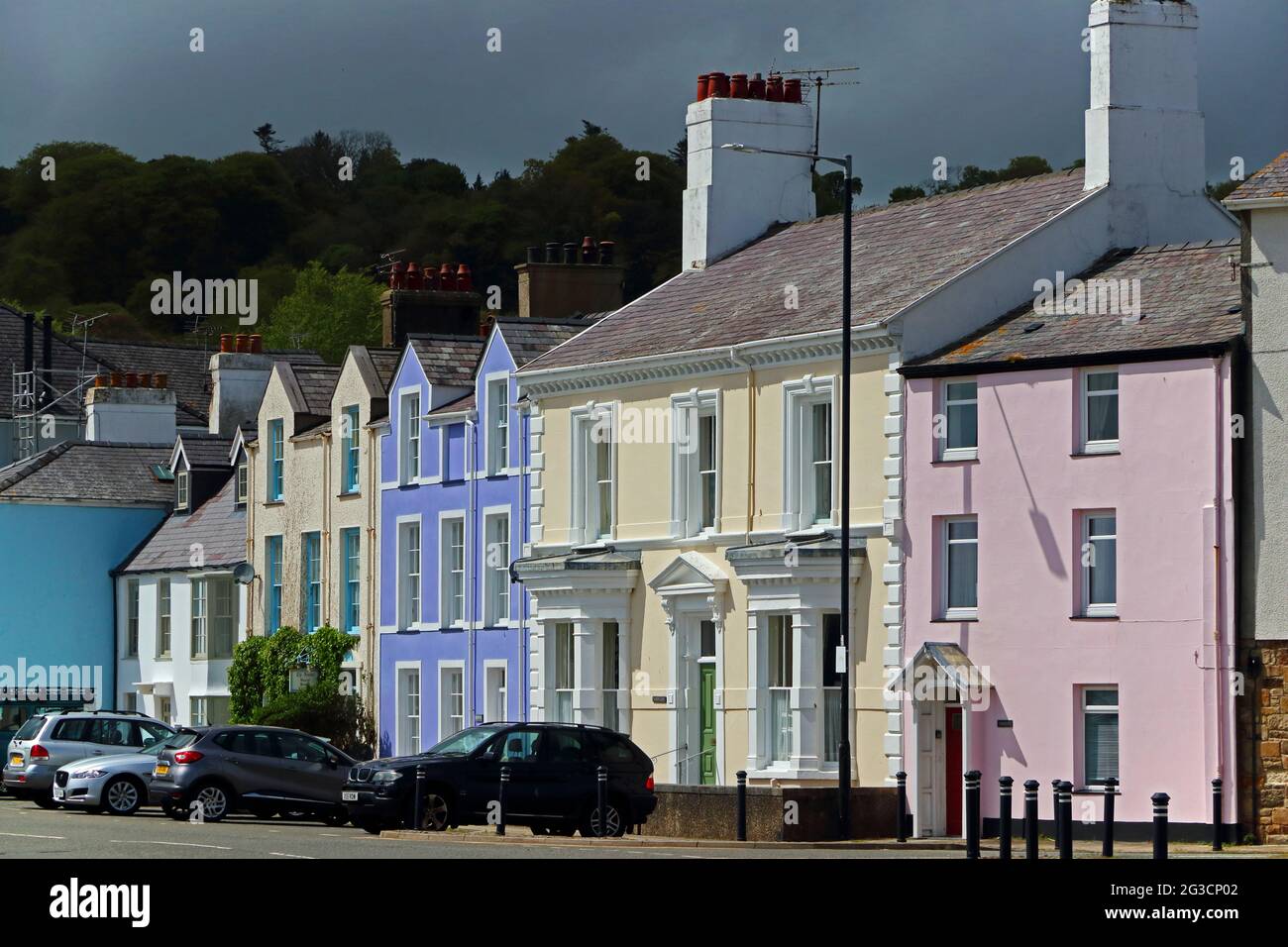 Terrazza di case color pastello sul lungomare, Beaumaris, Anglesey Foto Stock