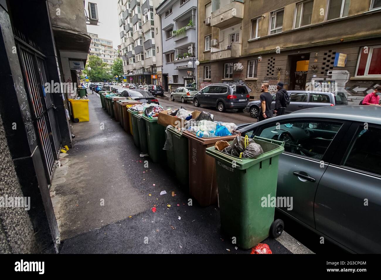 Bucarest, Romania - 15 giugno 2021: Spazzatura per le strade del settore 1 di Bucarest, dopo che il sindaco Clotilde Armand si rifiuta di pagare i debiti nei confronti della s. Foto Stock