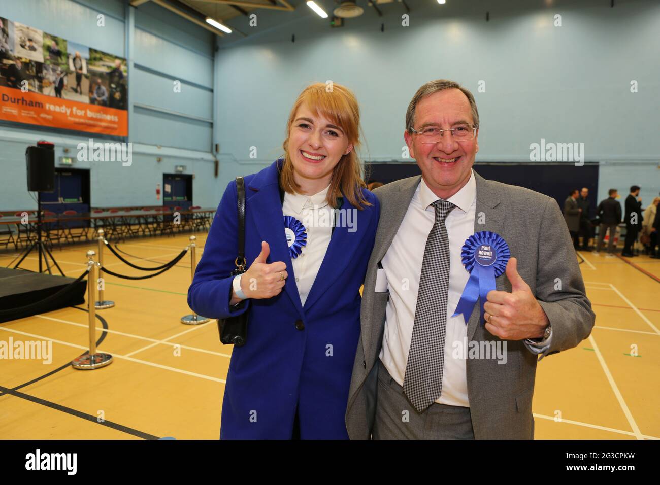 Il candidato conservatore al vescovo Auckland Dehenna Davison e il candidato a Sedgefield Paul Howell celebrano la vittoria al conteggio dei voti a Spennymoor, Cou Foto Stock