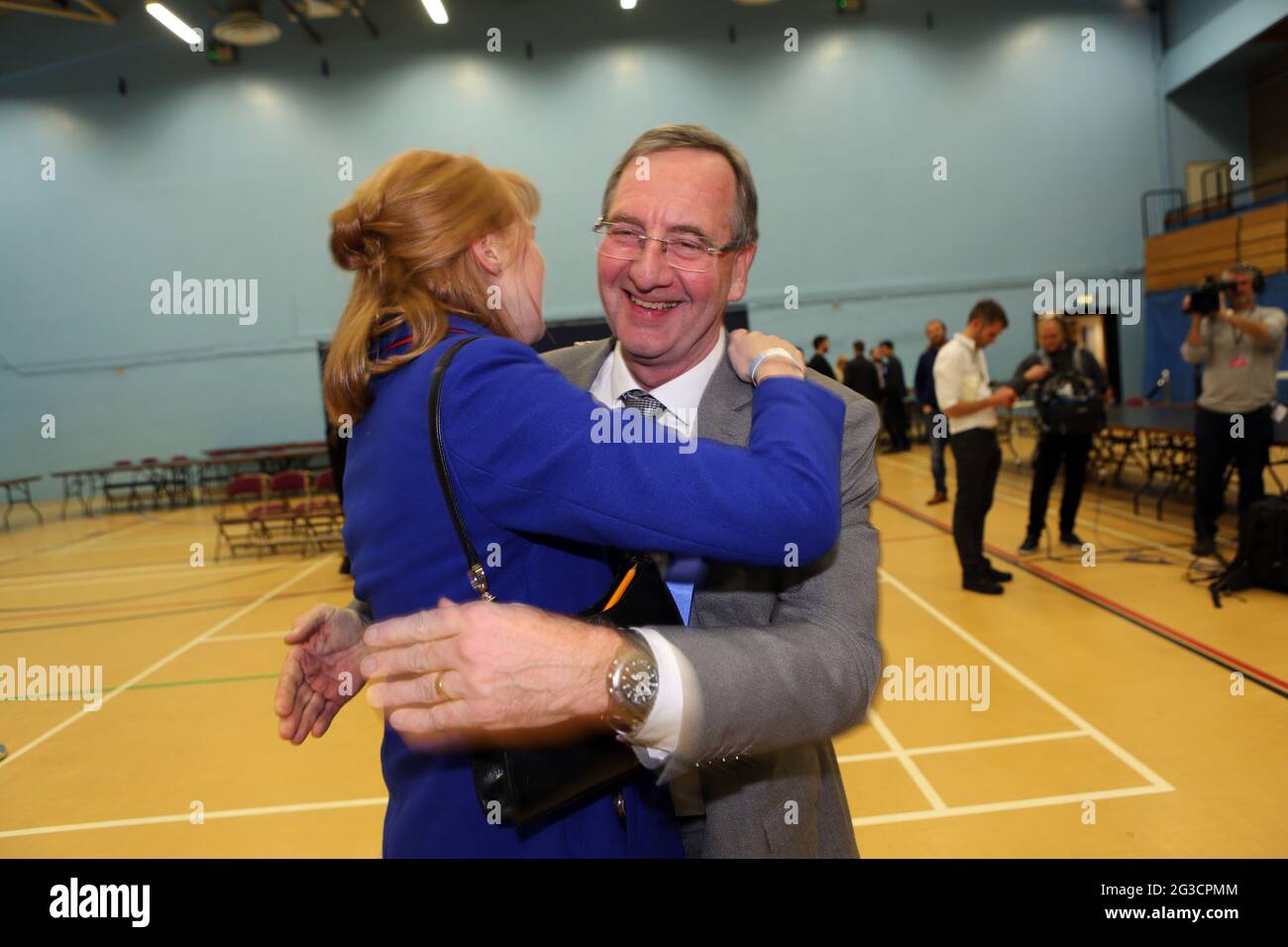 Il candidato conservatore al vescovo Auckland Dehenna Davison e il candidato a Sedgefield Paul Howell celebrano la vittoria al conteggio dei voti a Spennymoor, Cou Foto Stock