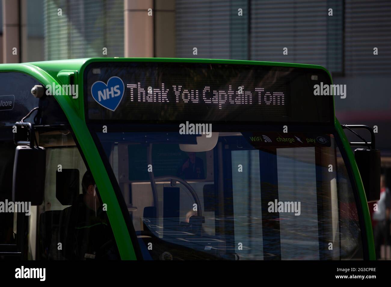 Un autobus che dice le parole "grazie Capitano Tom" fuori del NHS Nightingale Hospital di Harrogate, nel nord dello Yorkshire, che è stato aperto oggi (21 aprile 2 Foto Stock