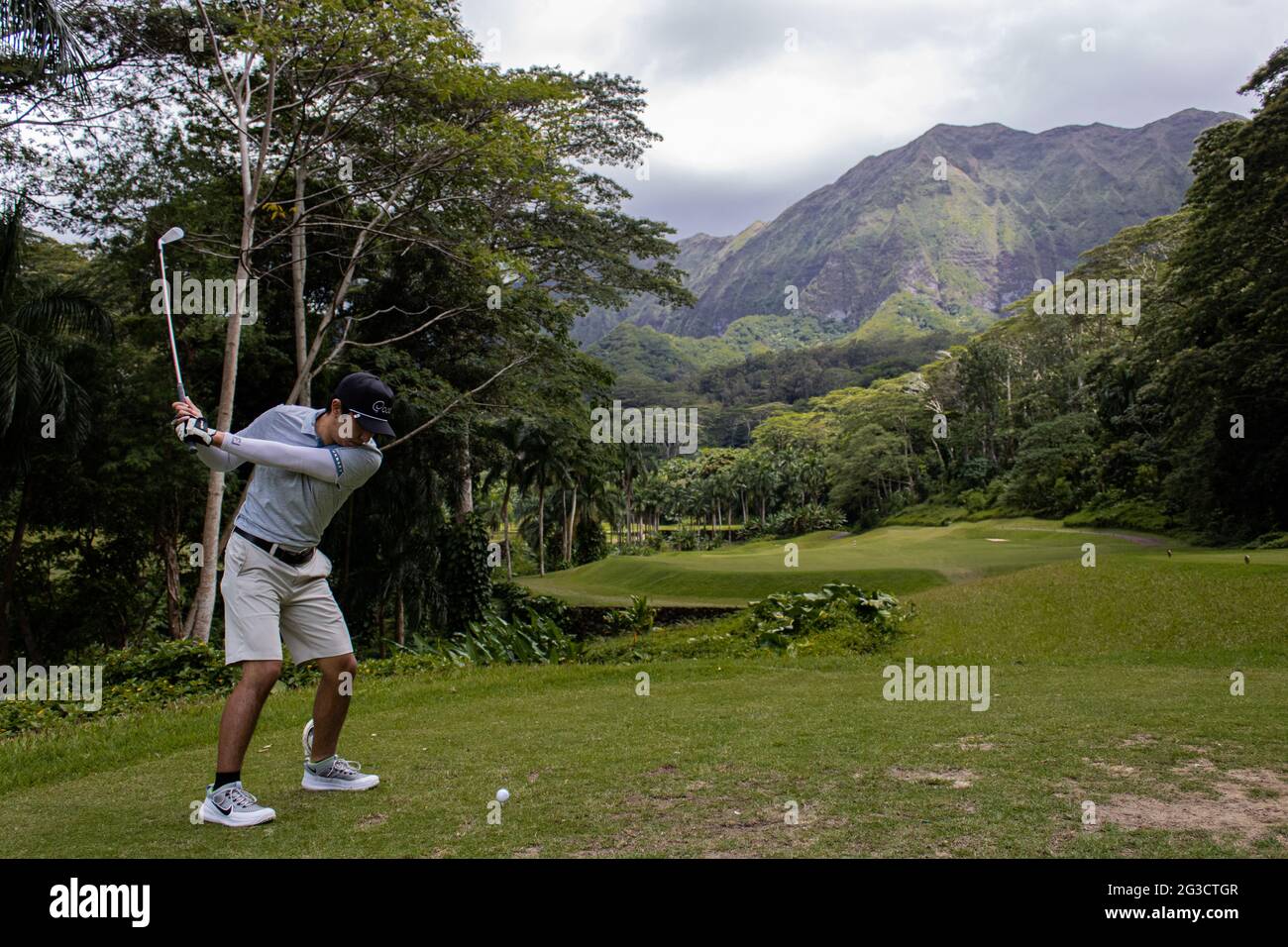 Belle riprese ad alta velocità di scatto di altalene da golf nel Royal Hawaiian Golf Club, in Oahu Hawaii Foto Stock