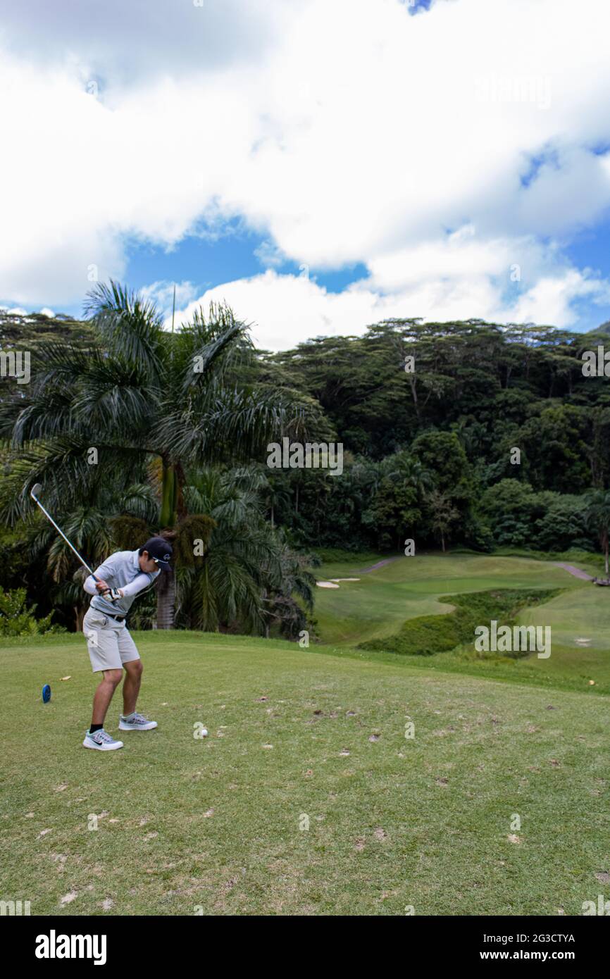 Belle riprese ad alta velocità di scatto di altalene da golf nel Royal Hawaiian Golf Club, in Oahu Hawaii Foto Stock