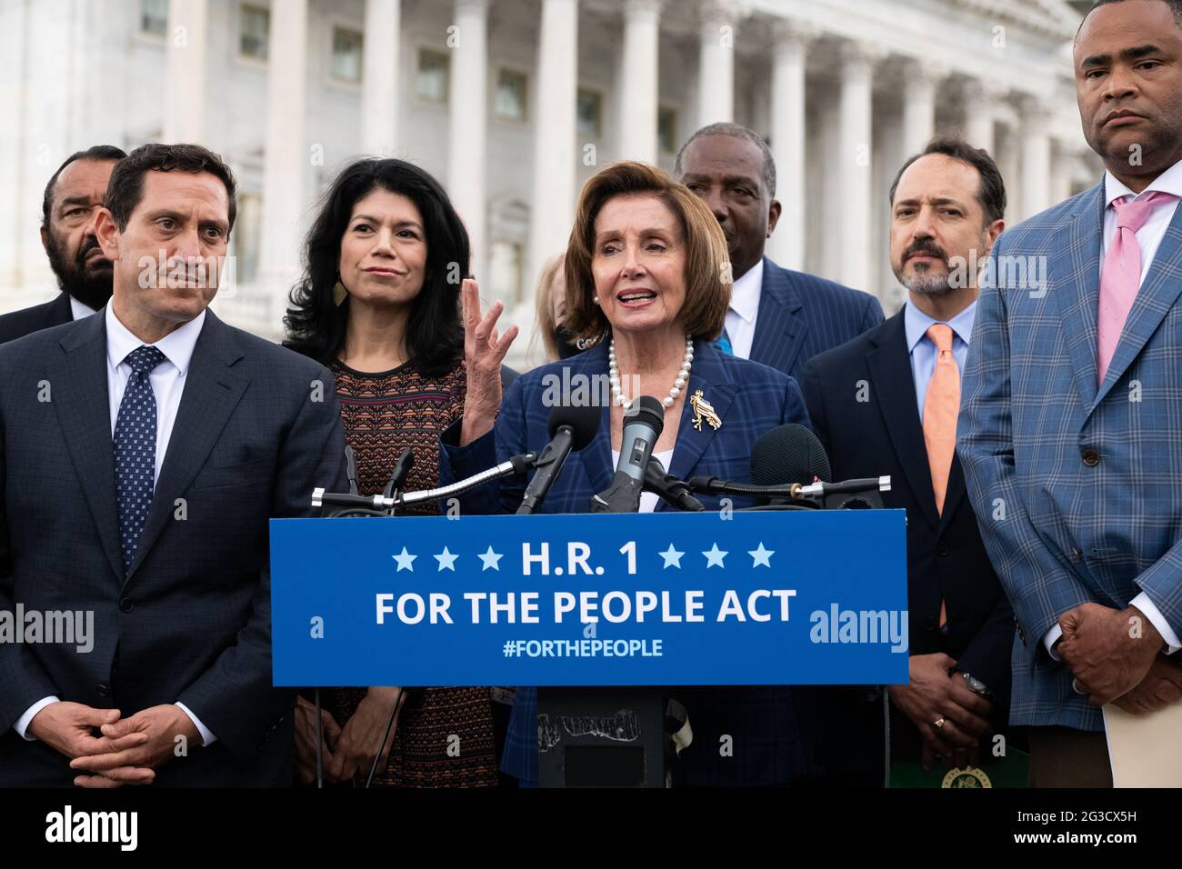 Washington, Stati Uniti. 15 giugno 2021. Relatore della Casa Nancy Pelosi (D-CA) durante una conferenza stampa con i legislatori del Texas sui diritti di voto, presso il Campidoglio degli Stati Uniti, a Washington, DC, martedì 15 giugno, 2021. Con le nuove rivelazioni emerse dal crescente scandalo del Dipartimento di giustizia che ha messo in secondo luogo giornalisti e membri del Congresso, iniziato nell’amministrazione Trump e conclusosi con Biden, un Comitato della Camera si è impegnato a svolgere un’indagine mentre i negoziati sulle infrastrutture continuano al Senato. (Graeme Sloan/Sipa USA) Credit: Sipa USA/Alamy Live News Foto Stock