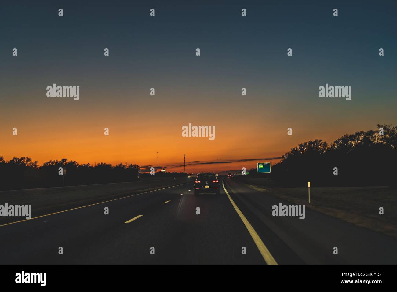 Dopo il tramonto, prendi l'Interstate 40 Texas U.S.A. Foto Stock