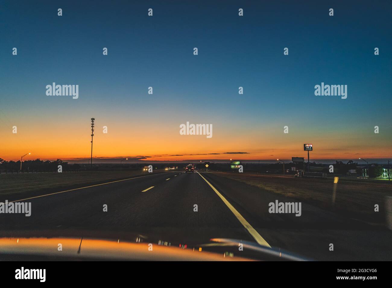 Dopo il tramonto, prendi l'Interstate 40 Texas U.S.A. Foto Stock