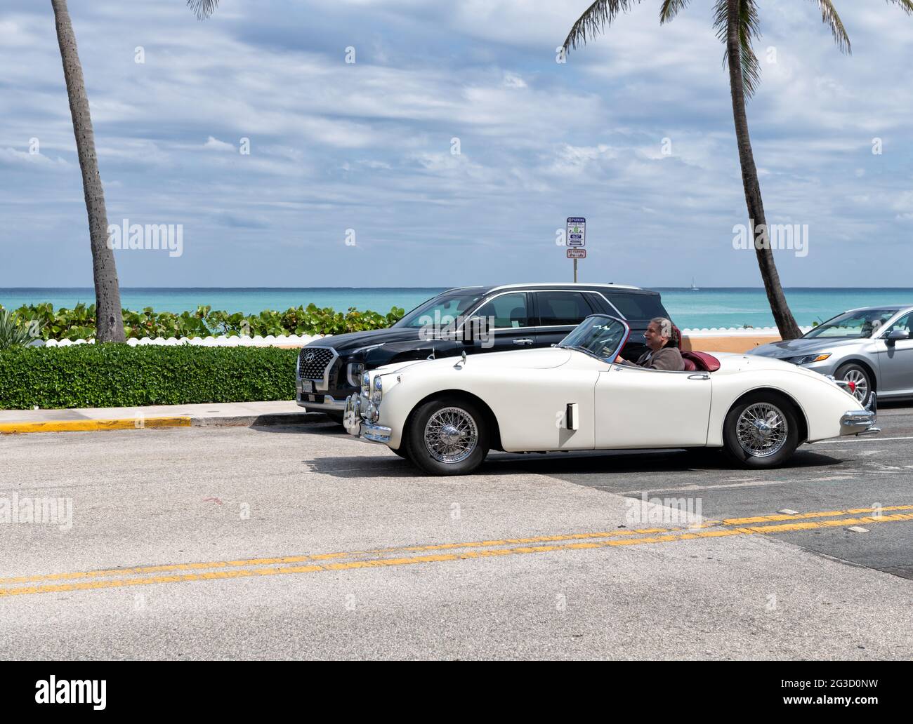 Palm Beach, Florida USA - 21 marzo 2021: Uomo che guida bianco Jaguar XK 150 3.8 Roadster Foto Stock
