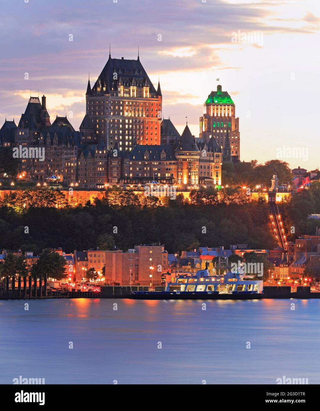 Skyline di Quebec City al tramonto con il fiume San Lorenzo in primo piano Foto Stock