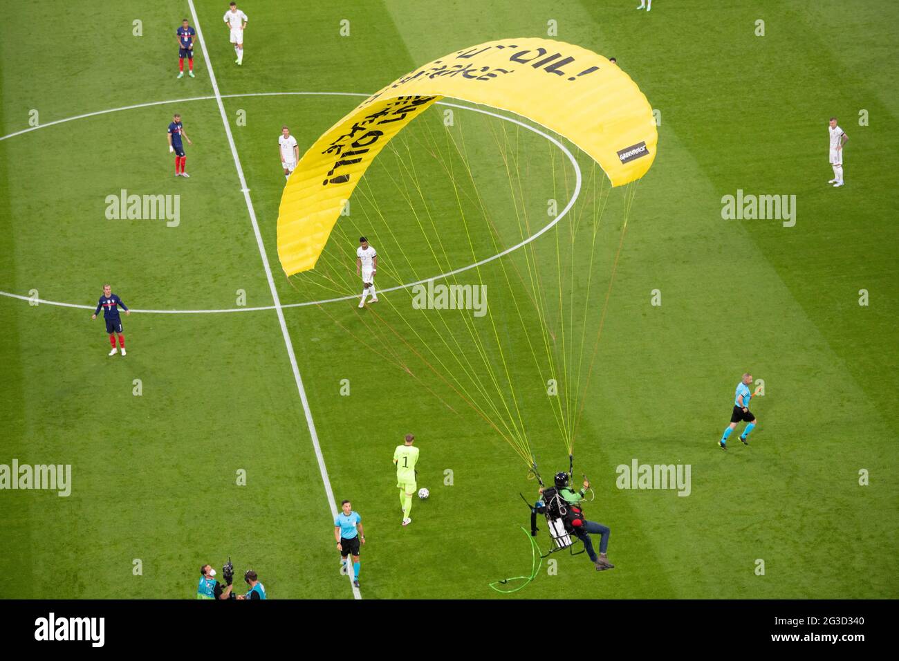 Un protetore di Greenpeace è visto volare nello stadio prima della partita del Campionato UEFA Euro 2020 Gruppo F tra Francia e Germania ad Allianz Arena, il 15 giugno 2021 in Baviera, Monaco, Germania. Foto di David Niviere/ABACAPRESS.COM Foto Stock