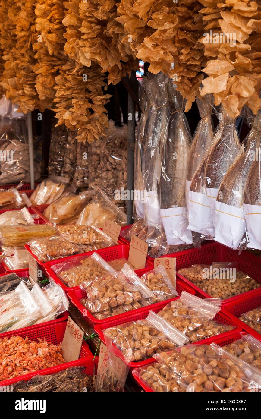 Pesce secco in vendita in un mercato di strada a Tai o, Isola di Lantau, Hong Kong Foto Stock