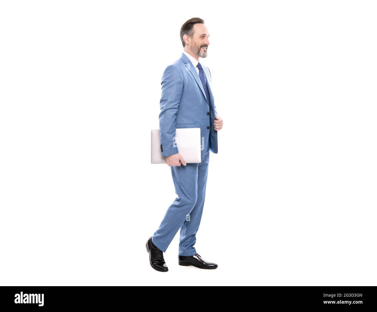 felice uomo d'affari grizzled in completo a piedi con computer isolato su bianco, business Foto Stock
