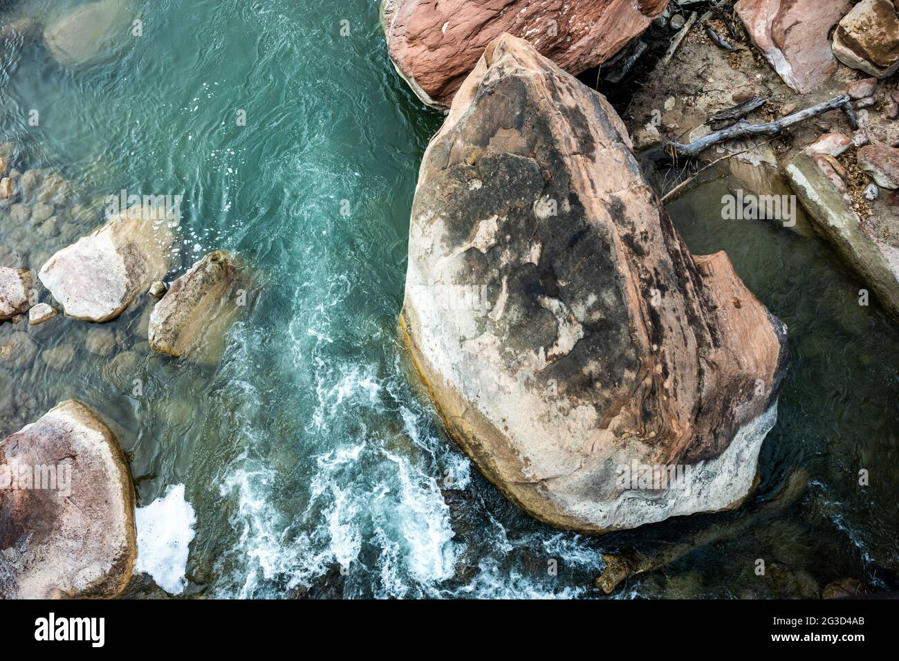 Le acque blu del fiume Virgin girano intorno alle rocce nel Parco Nazionale di Zion Foto Stock