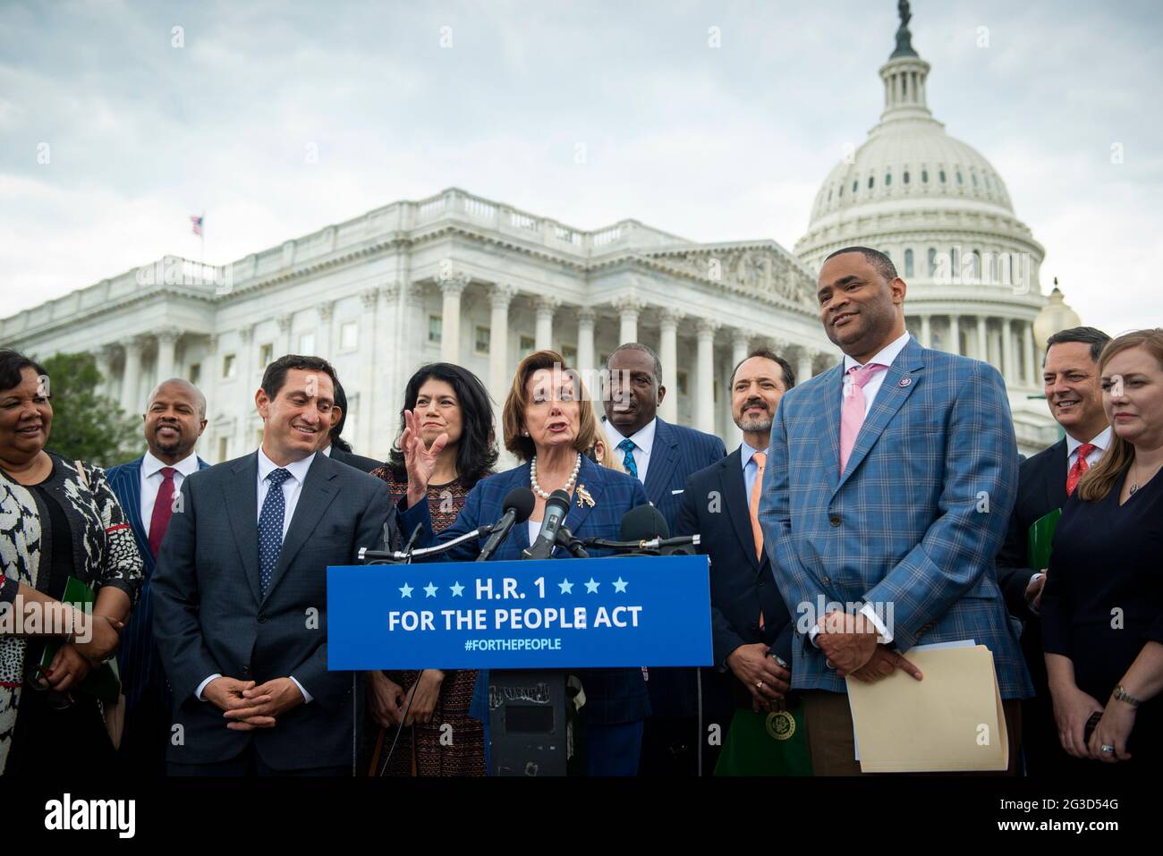 Washington, Stati Uniti d'America. 15 giugno 2021. Relatore della Camera dei rappresentanti degli Stati Uniti Nancy Pelosi (democratico della California) è unita dai legislatori del Texas mentre offre le osservazioni durante una conferenza stampa sul for the People Act, al di fuori del Campidoglio degli Stati Uniti a Washington, DC, martedì 15 giugno 2021. Credit: Rod Lamkey/CNP/Sipa USA Credit: Sipa USA/Alamy Live News Foto Stock