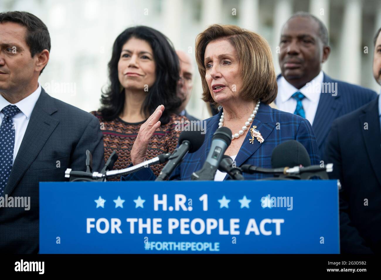 Washington, Stati Uniti d'America. 15 giugno 2021. Relatore della Camera dei rappresentanti degli Stati Uniti Nancy Pelosi (democratico della California) è unita dai legislatori del Texas mentre offre le osservazioni durante una conferenza stampa sul for the People Act, al di fuori del Campidoglio degli Stati Uniti a Washington, DC, martedì 15 giugno 2021. Credit: Rod Lamkey/CNP/Sipa USA Credit: Sipa USA/Alamy Live News Foto Stock