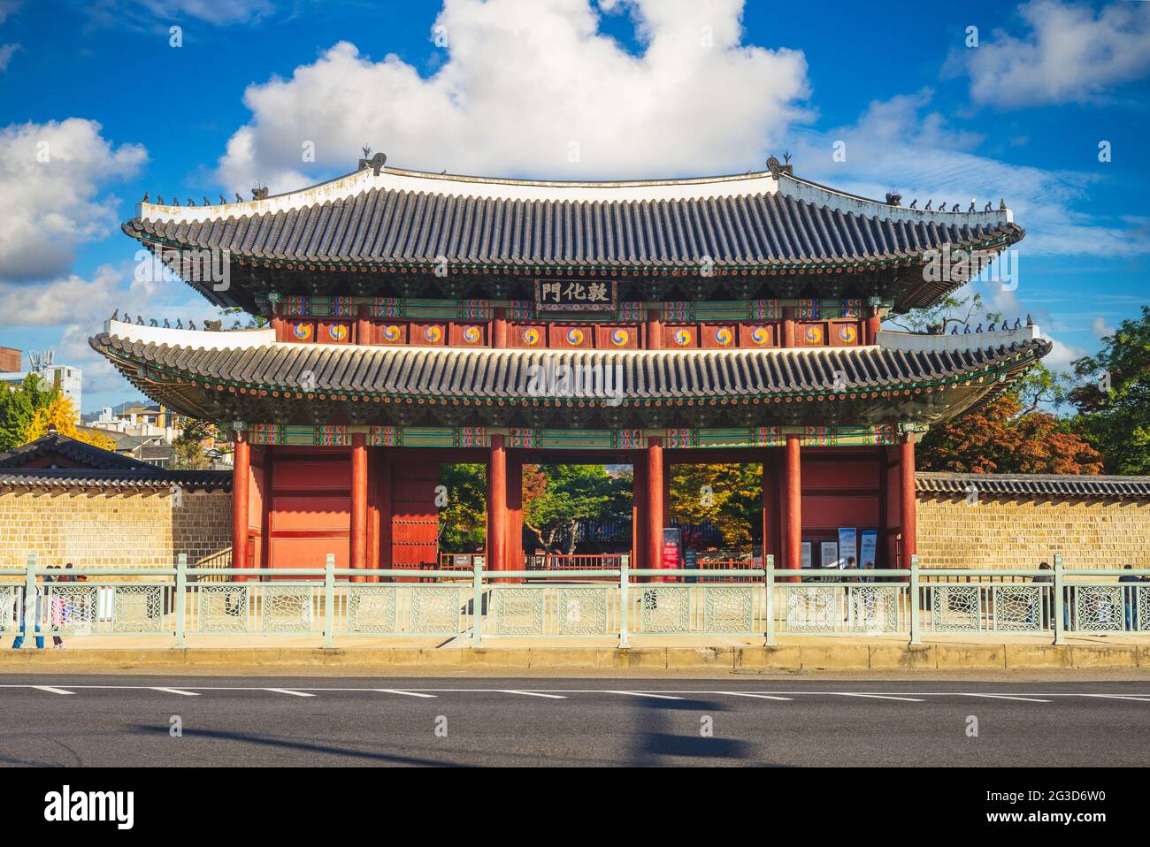 Donhwamun, porta principale del palazzo Changdeokgung di seoul nella corea del Sud. Traduzione: Donhwamun Foto Stock