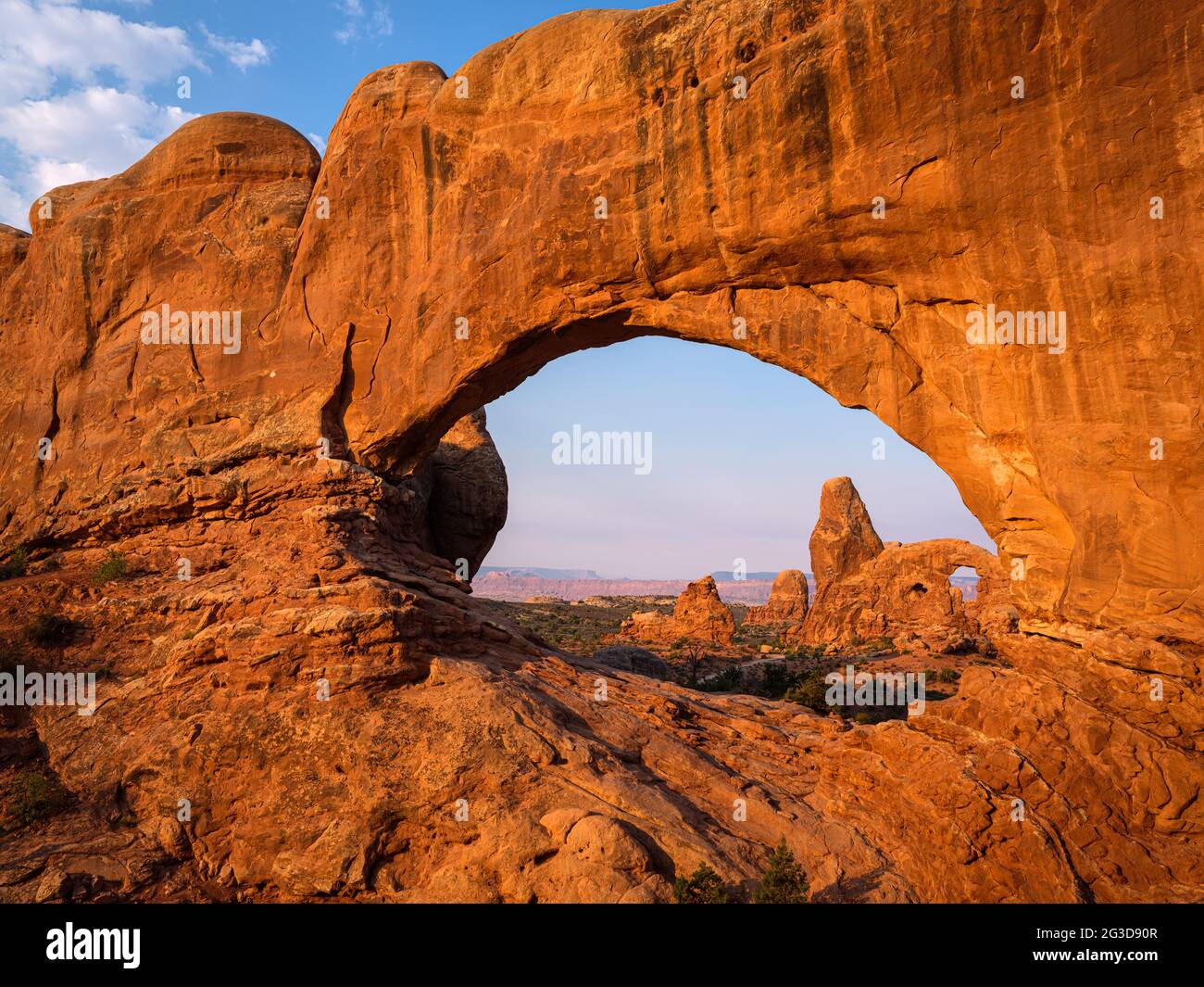 ARCHES NATIONAL PARK, UTAH - CIRCA AGOSTO 2020: Il Turret Arch visto attraverso il North Window Arch, una vista mattutina nel Parco Nazionale Arches. Foto Stock