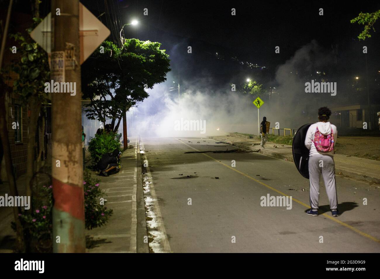 Manifestanti della guardia di prima linea da barattoli a gas lacrimogeni e granate stunt dietro diversi scudi artigianali come dimostranti e la polizia di rivolta della Colombia (ESMAD) scontro durante la notte del 14 giugno 2021, a Yumbo - Cali, Valle del Cauca - Colombia come le proteste anti-governative si svelano nella loro settima settimana contro il governo del presidente Ivan Duque, disordini e violenze che avevano causato almeno 70 morti. Foto Stock