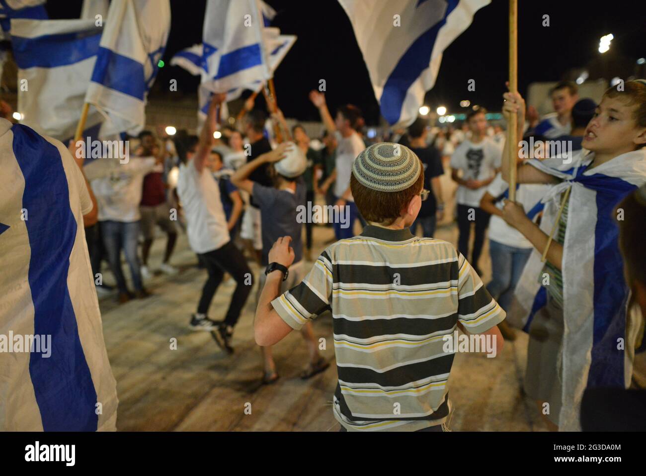 Gerusalemme, Israele. 15 Giu 2021 . Marcia ultranazionalista israeliana delle bandiere. I giovani indossano e ondeggiano bandiere nella Western Wall Plaza nella città vecchia di Gerusalemme, celebrando l'anniversario dell'occupazione israeliana del settore orientale di Gerusalemme nel 1967. Foto Stock