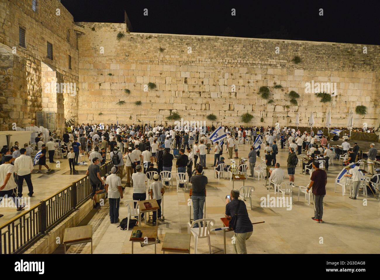 Gerusalemme, Israele. 15 Giu 2021 . Marcia ultranazionalista israeliana delle bandiere. La folla prega e celebra il Western Wall Plaza nella città vecchia di Gerusalemme, celebrando l'anniversario dell'occupazione israeliana del settore orientale di Gerusalemme nel 1967. Foto Stock