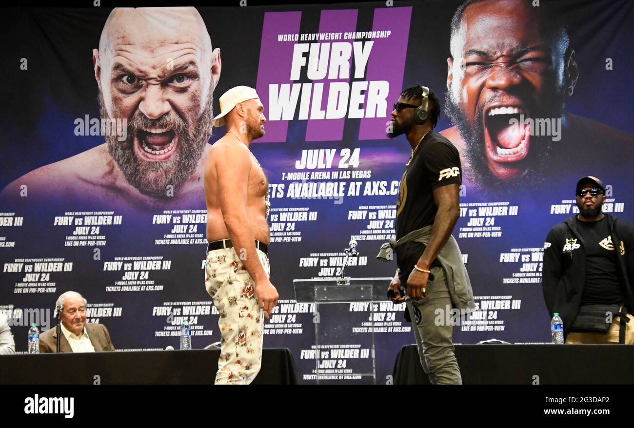 Los Angeles, California, Stati Uniti. 15 giugno 2021. DeONTAY ''IL BOMBARDIERE DI BRONZO'' WILDER (R) si affaccia con TYSON FURY in una conferenza stampa Martedì. I due combatteranno per la terza volta sabato 24 luglio, con un evento pay-per-view in diretta dalla T-Mobile Arena di Las Vegas. Credit: Genè Blevins/ZUMA Wire/Alamy Live News Foto Stock