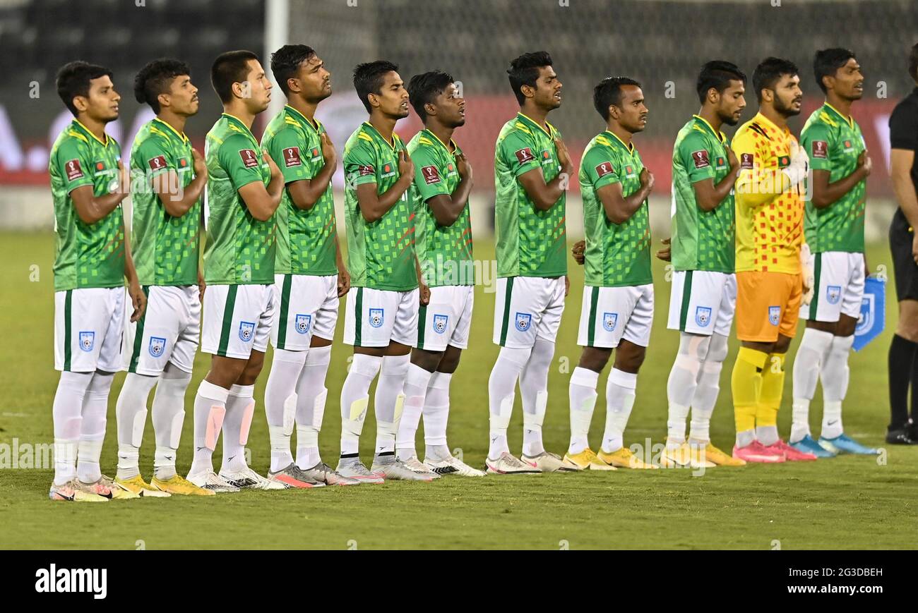 Doha, Qatar. 15 giugno 2021. I giocatori del Bangladesh si allineano prima  della partita di calcio del Gruppo e tra Oman e Bangladesh alla Coppa del  mondo FIFA Qatar 2022 e alla