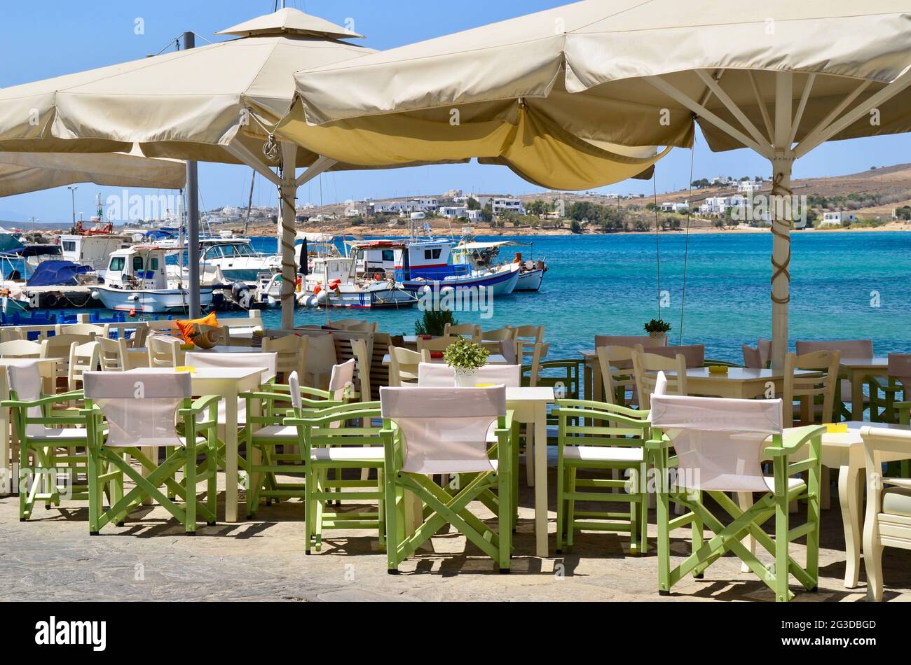 Una taverna vuota a mezzogiorno in un porto greco di Skiathos Foto Stock