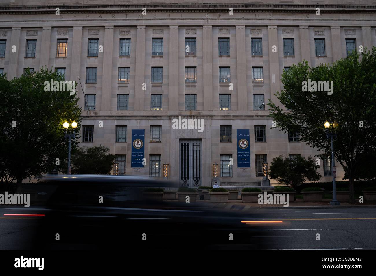 Washington, Stati Uniti. 15 giugno 2021. Una visione generale del Dipartimento di Giustizia degli Stati Uniti, a Washington, DC, martedì 15 giugno, 2021. Recenti notizie hanno rivelato un crescente scandalo presso il Trump Administration Justice Department, che ha portato alla prima amministrazione Biden, dove i giornalisti e i membri del Congresso hanno fatto i loro record email sommersi in indagini sulle perdite in atti di apparente punizione politica. (Graeme Sloan/Sipa USA) Credit: Sipa USA/Alamy Live News Foto Stock