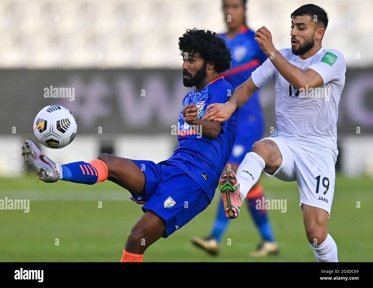 Doha, Qatar. 15 giugno 2021. Glan Martins (L) dell'India vies con Omid  Popalzay dell'Afghanistan durante la partita di calcio del Gruppo e alla  Coppa del mondo FIFA Qatar 2022 e la Coppa