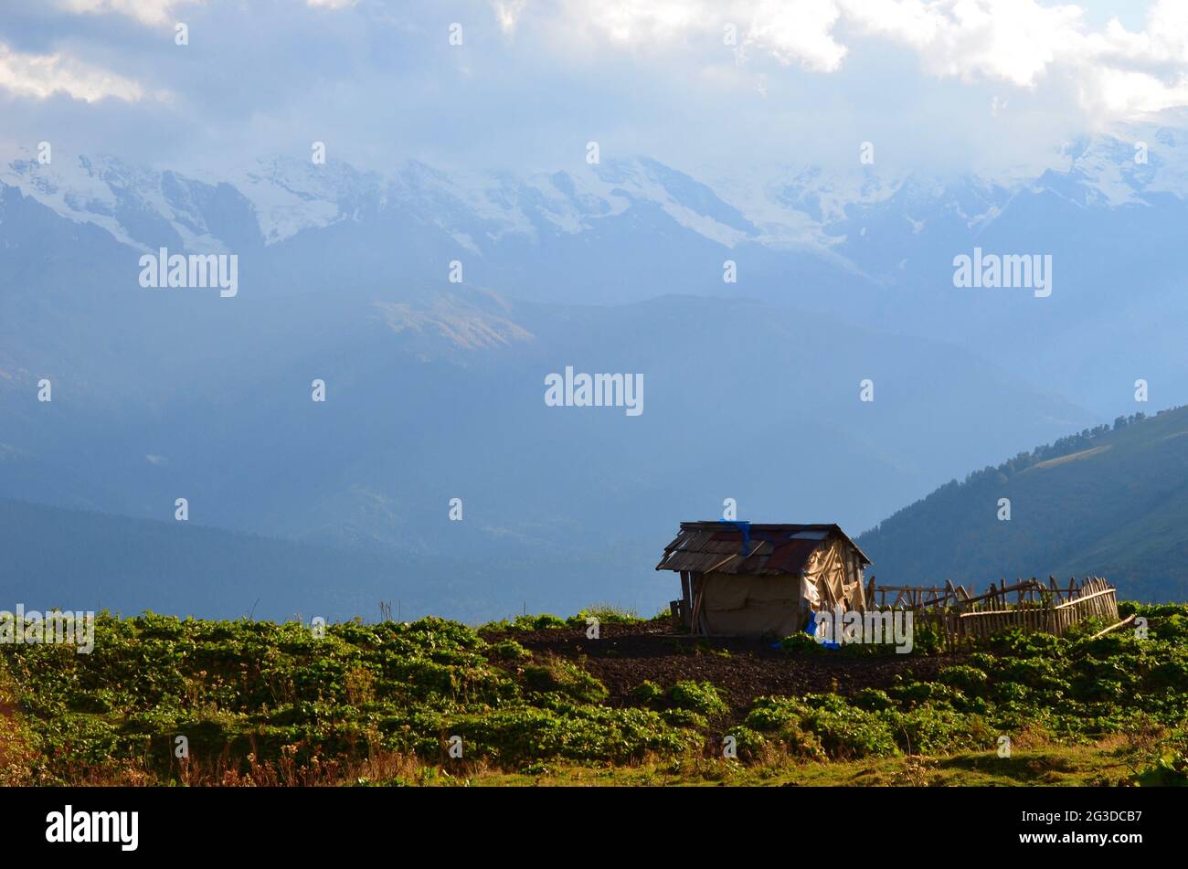 Una capanna di legno nelle montagne di Svaneti, Georgia Foto Stock