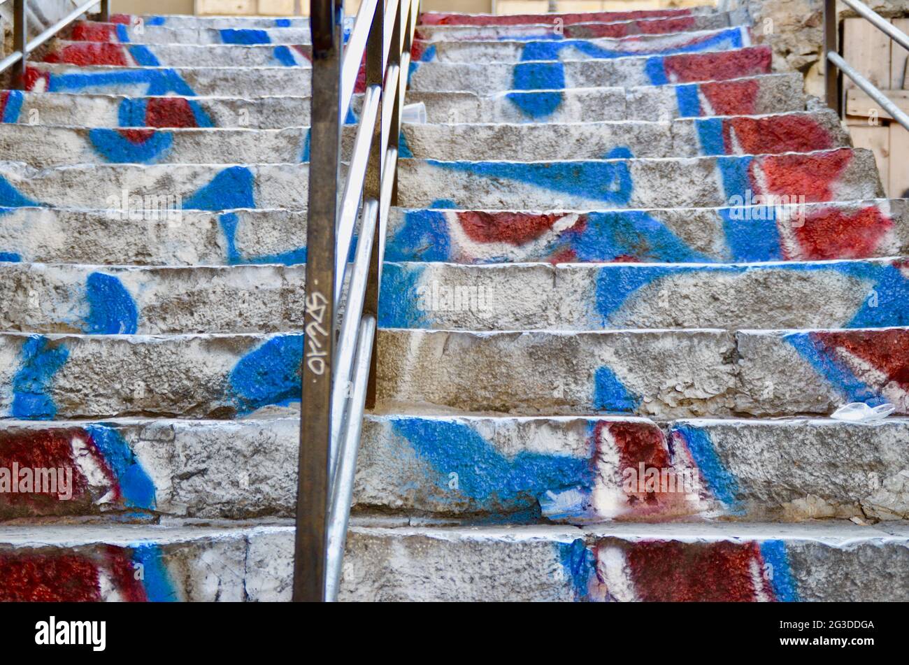 Scala dipinta in graffiti blu, rosso e bianco, Palermo, Sicilia, Italia Foto Stock