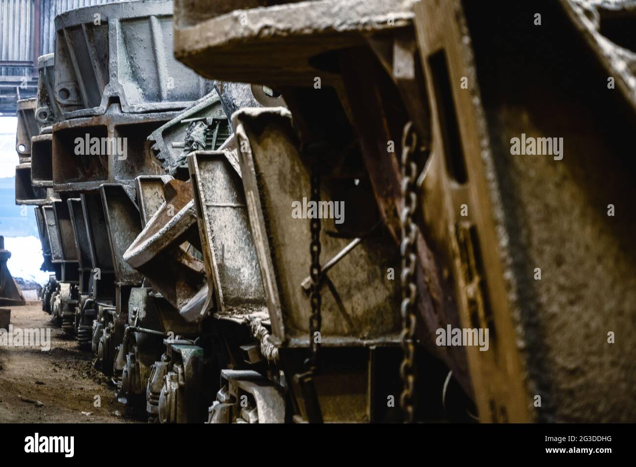 Mestoli metallurgici speciali. Il processo di colata del metallo fuso Foto Stock