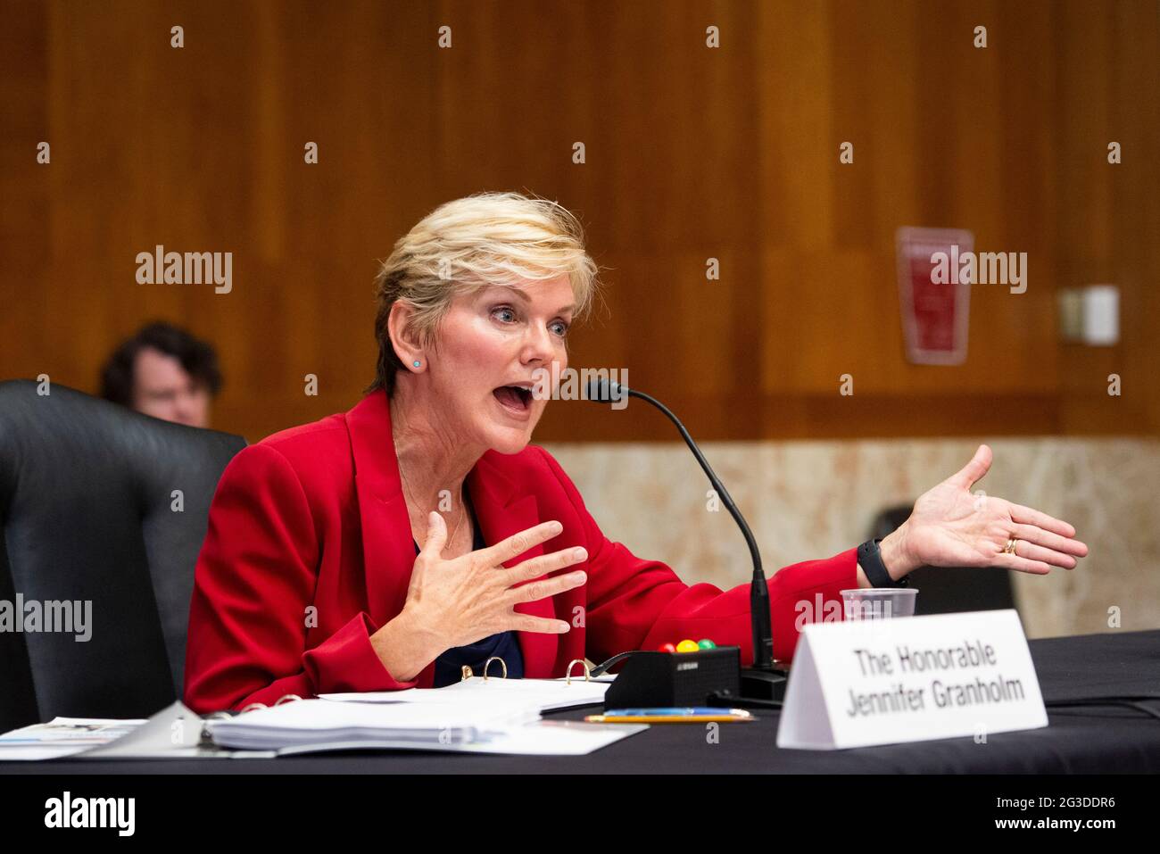 Il Segretario dell'energia Jennifer Granholm è presente davanti a un'audizione del Comitato del Senato per l'energia e le risorse naturali per esaminare la proposta di richiesta di bilancio del Presidente per l'anno fiscale 2022 per il Dipartimento dell'energia, nell'edificio dell'Ufficio del Senato Dirksen a Washington, DC, martedì 15 giugno 2021. Credito: Rod Lammey/CNP /MediaPunch Foto Stock