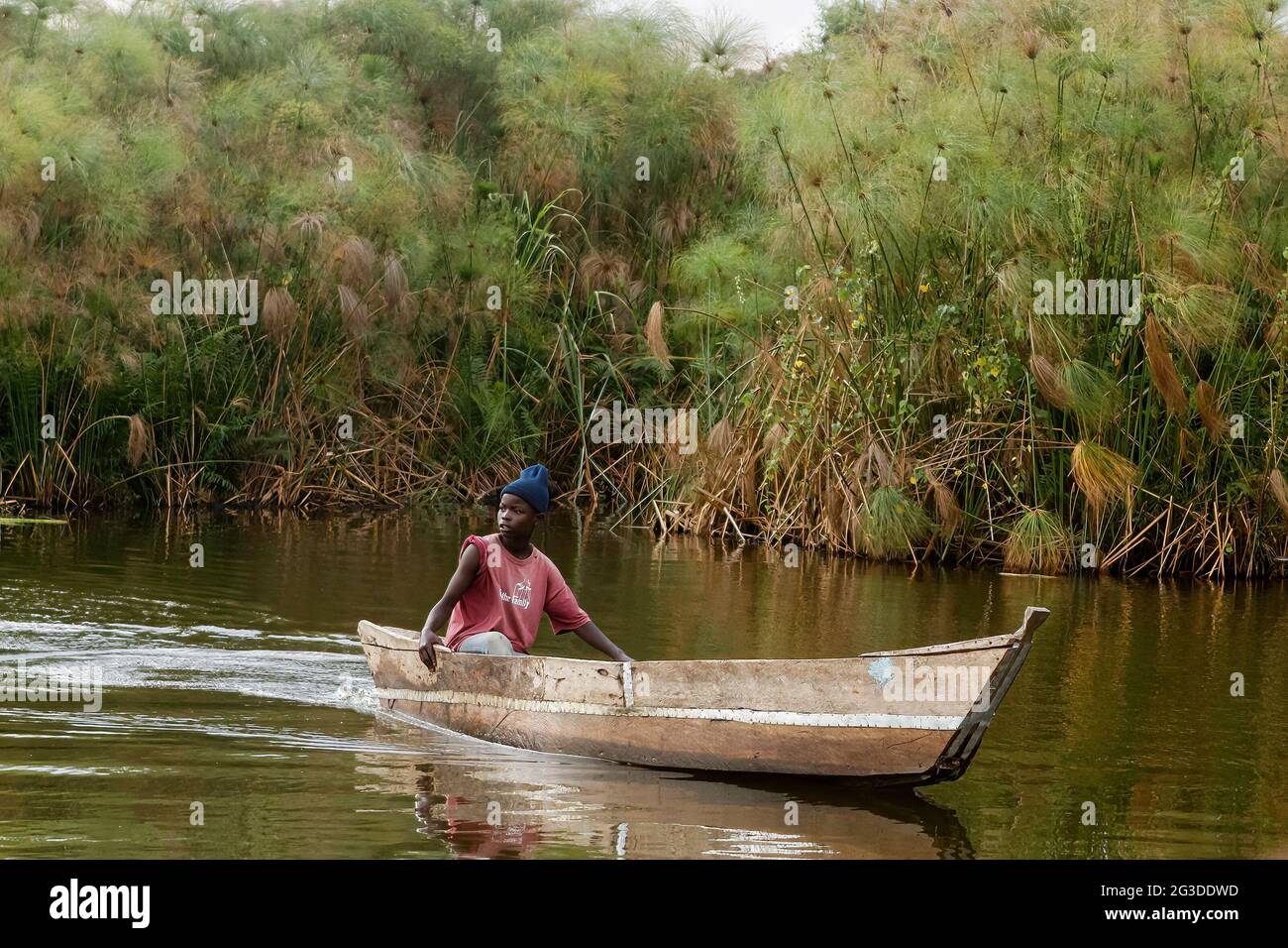 Nairobi, Kenya. 11 Giugno 2021. Un ragazzo giovane fila una barca su un viaggio di pesca al lago Kanyaboli.mentre Kenya e Africa celebrano la Giornata del bambino africano (DAC) l'AU, hanno usato DAC per ricordare questi bambini, Celebrare i bambini in Africa e ispirare una riflessione sobria e un’azione per affrontare la pletora di sfide che i bambini africani devono affrontare quotidianamente. Il tema per il 2021 è "30 anni dopo l'adozione della carta: Accelerare l'attuazione di Agenda 2040 per un'Africa adatta ai bambini". Credit: SOPA Images Limited/Alamy Live News Foto Stock