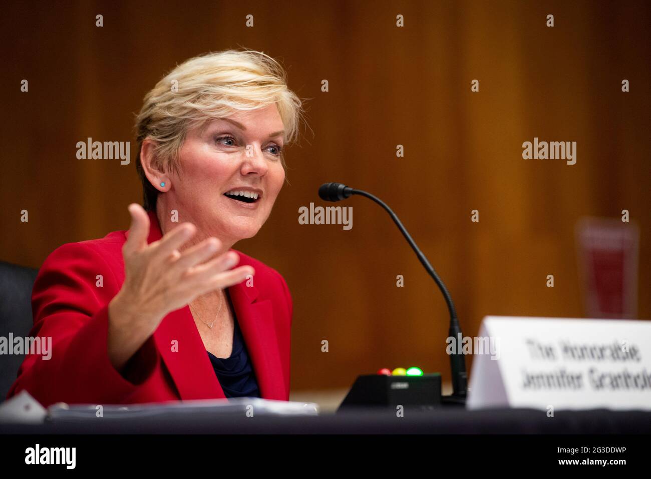 Il Segretario dell'energia Jennifer Granholm è presente davanti a un'audizione del Comitato del Senato per l'energia e le risorse naturali per esaminare la proposta di richiesta di bilancio del Presidente per l'anno fiscale 2022 per il Dipartimento dell'energia, nell'edificio dell'Ufficio del Senato Dirksen a Washington, DC, martedì 15 giugno 2021. Credito: Rod Lammey/CNP /MediaPunch Foto Stock