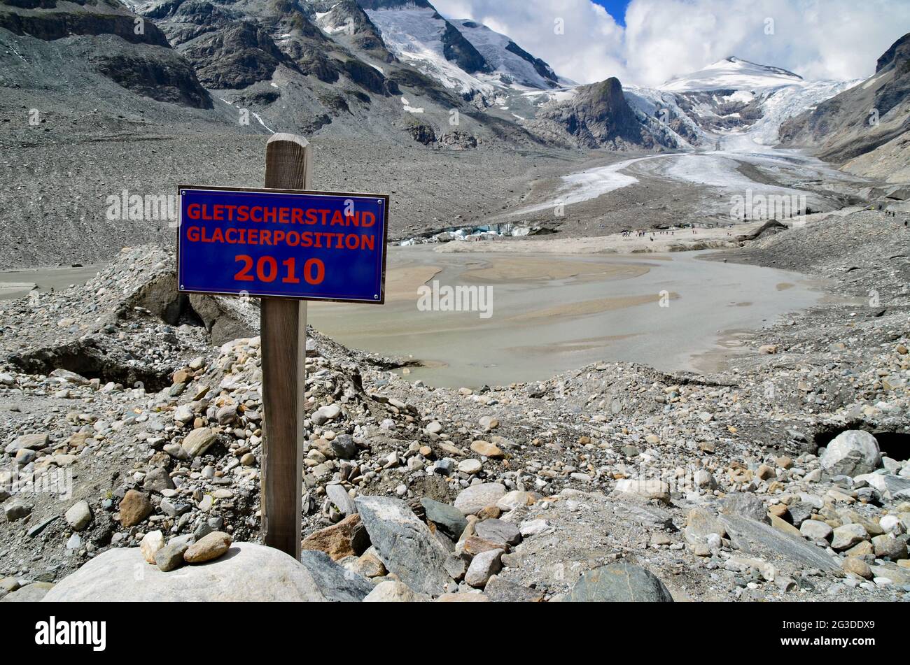 Un segno che mostra l'estensione del ghiacciaio nel 2010 Foto Stock