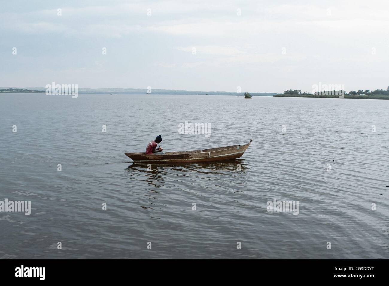 Un ragazzo si siede pazientemente per il momento giusto per gettare la sua rete di pesca nelle acque del lago Kanyaboli.mentre il Kenya e l'Africa celebrano la Giornata del Bambino africano (DAC) l'AU, hanno usato il DAC per ricordare questi bambini, Celebrare i bambini in Africa e ispirare una riflessione sobria e un’azione per affrontare la pletora di sfide che i bambini africani devono affrontare quotidianamente. Il tema per il 2021 è "30 anni dopo l'adozione della carta: Accelerare l'attuazione di Agenda 2040 per un'Africa adatta ai bambini". (Foto di Boniface Muthoni/SOPA Images/Sipa USA) Foto Stock