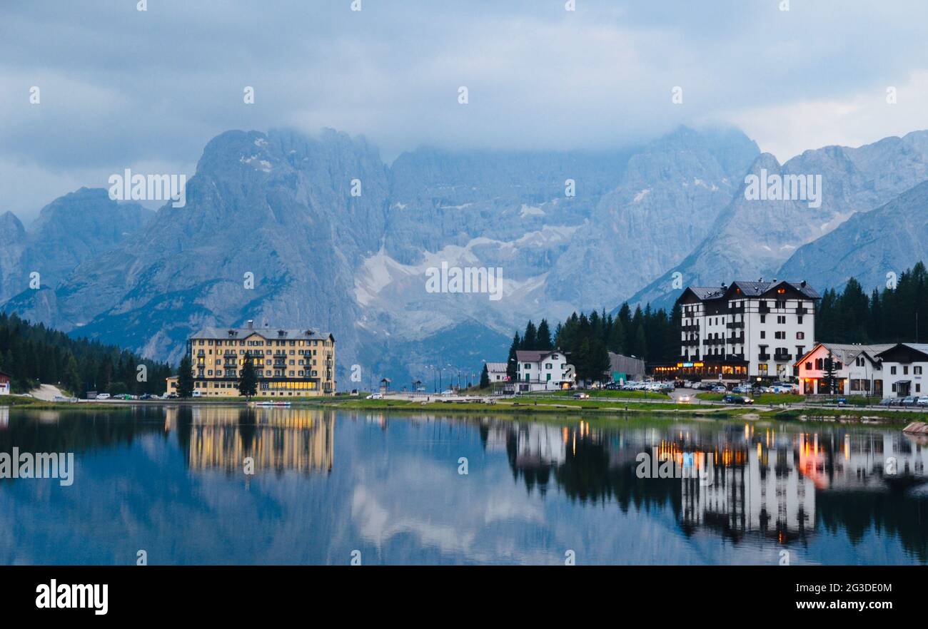 Lago di Alleghe al tramonto Foto Stock