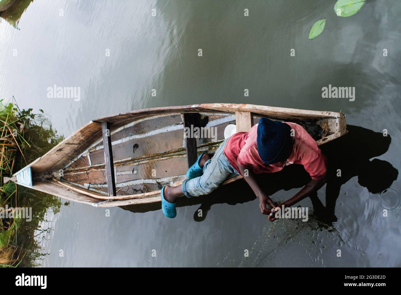 Un ragazzino toglie il pesce da una rete sul lago Kanyaboli.mentre il Kenya e l'Africa celebrano la Giornata del Bambino africano (DAC) l'AU, hanno usato il DAC per ricordare questi bambini, Celebrare i bambini in Africa e ispirare una riflessione sobria e un’azione per affrontare la pletora di sfide che i bambini africani devono affrontare quotidianamente. Il tema per il 2021 è "30 anni dopo l'adozione della carta: Accelerare l'attuazione di Agenda 2040 per un'Africa adatta ai bambini". (Foto di Boniface Muthoni/SOPA Images/Sipa USA) Foto Stock