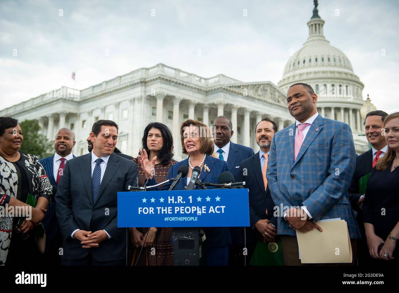 Relatore della Camera dei rappresentanti degli Stati Uniti Nancy Pelosi (democratico della California) è unita dai legislatori del Texas mentre offre le osservazioni durante una conferenza stampa sul for the People Act, al di fuori del Campidoglio degli Stati Uniti a Washington, DC, martedì 15 giugno 2021. Credito: Rod Lammey/CNP /MediaPunch Foto Stock