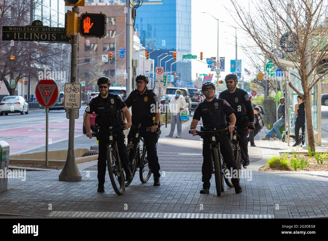 Quattro ufficiali di polizia di Indianapolis in pattuglia in bicicletta nel centro di Indy. Foto Stock