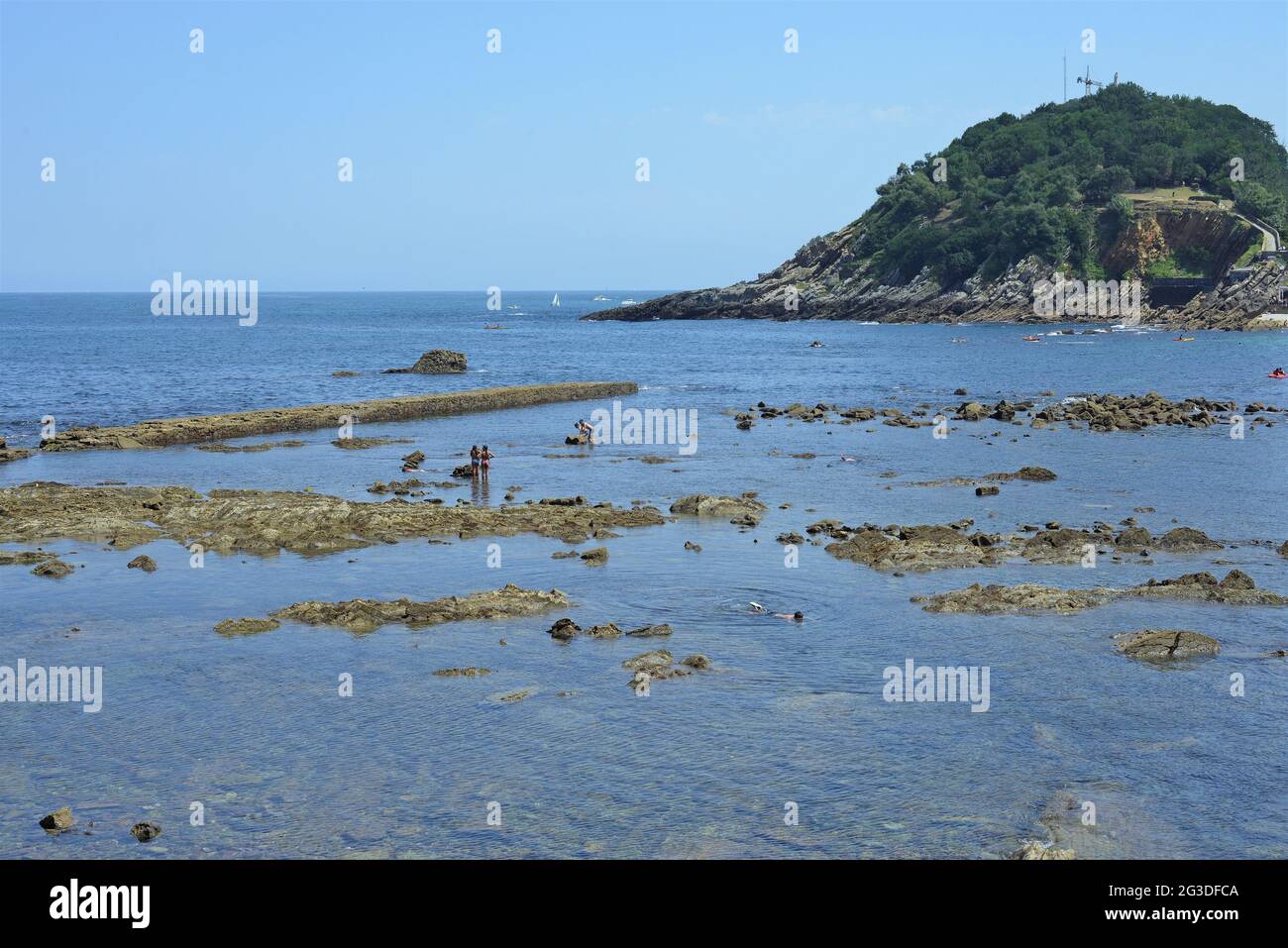 La roccia di Ondarreta si trova sulla costa di San Sebastian Donostia-Euskadi Foto Stock