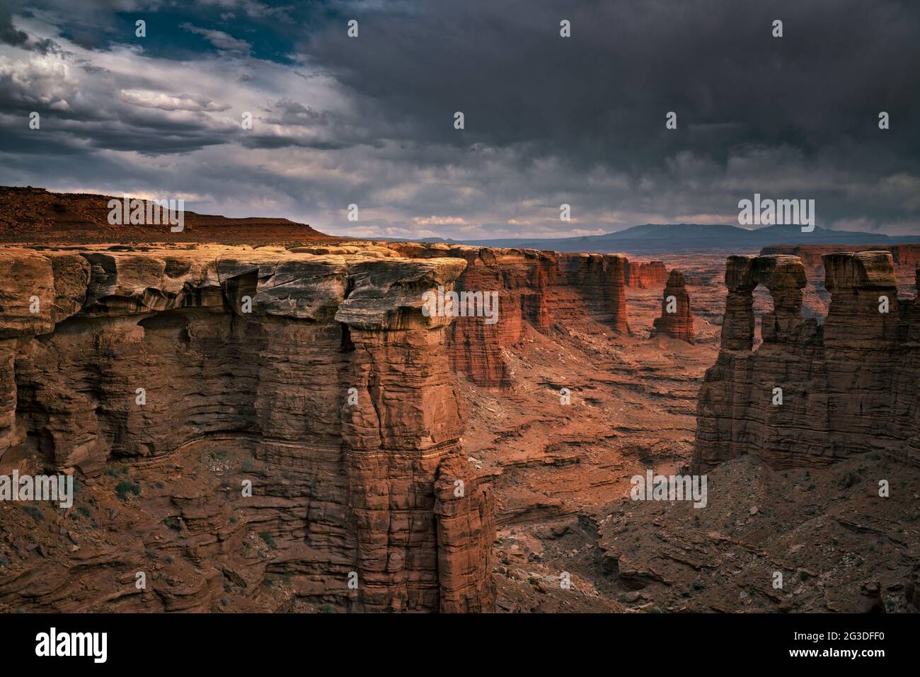 Tramonti e temporali in tarda serata sul Monument Basin e lungo la remota White Rim Road nel Canyonlands National Park dello Utah. Foto Stock
